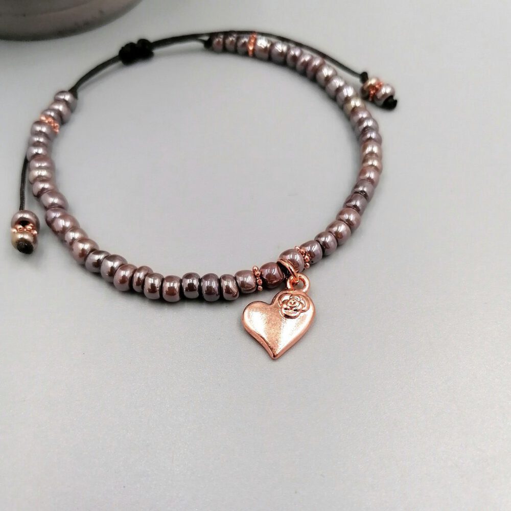 Detailansicht Herzanhänger Roségold am Armband Armband taupe mit rosegold Herzanhänger