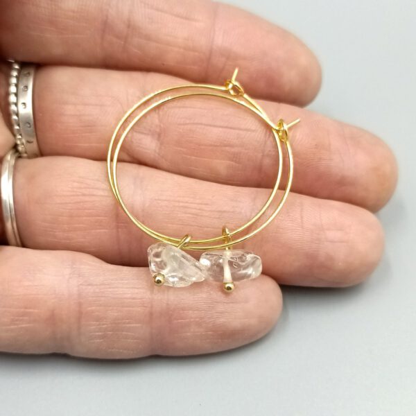 Goldfarbene Creolen mit Bergkristall