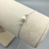 Textilarmband mit weißer Muschelkernperle