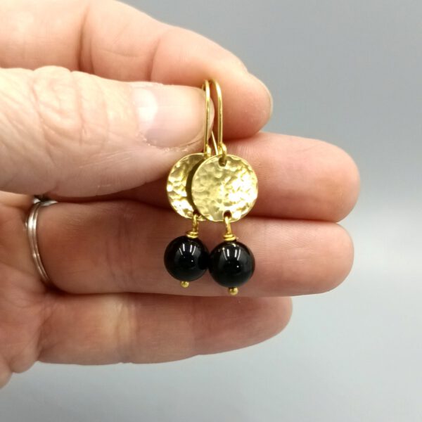 Detailaufnahme der gehämmerten Messingscheibe Ohrhänger Messing Scheibe mit Onyx Perle