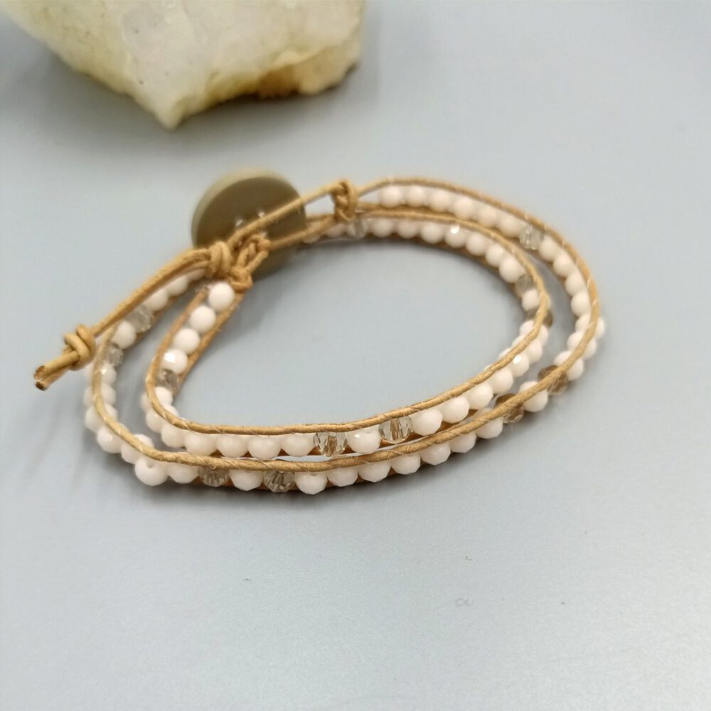Detailaufnahme der handgenähten Glaskristalle im Armband Leder Wickelarmband hellbraun-creme