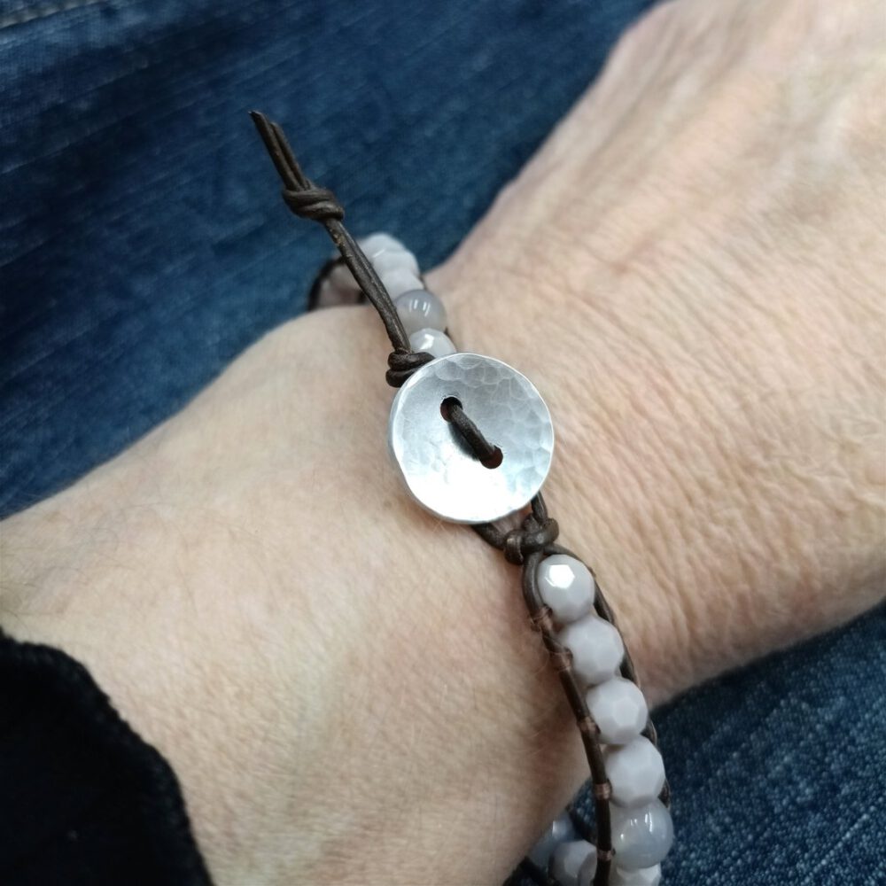 Dunkelbraunes Leder Wickelarmband mit eingenähten facettierten taupe Kristallen und graubraunen Achaten, Detailansicht. Leder Armband braun mit Kristall & Achat
