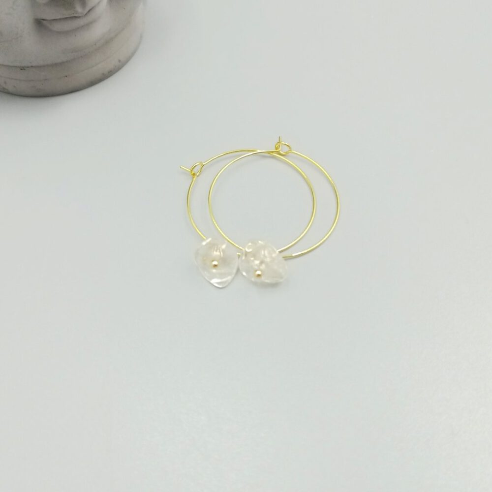 Goldfarbene Creolen mit Bergkristall