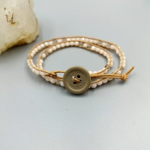 Elegantes Lederarmband mit zarten Glaskristall-Akzenten Leder Wickelarmband hellbraun-creme