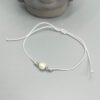 Textilarmband mit weißer Muschelkernperle