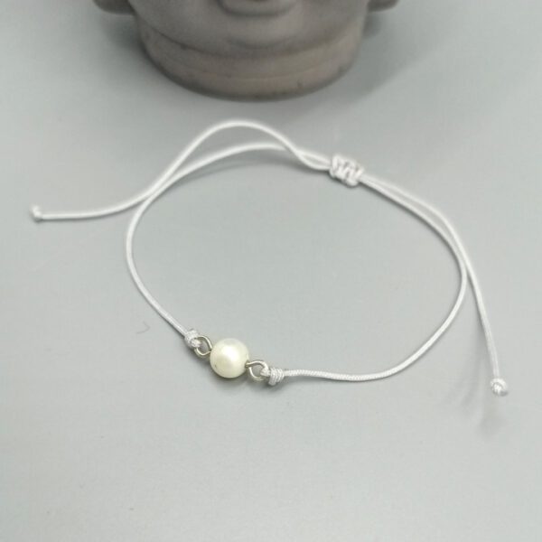 Textilarmband mit weißer Muschelkernperle
