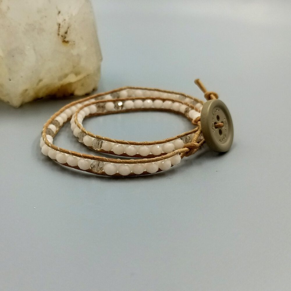 Facettierte Glaskristalle reflektieren das Licht auf dem Leder Leder Wickelarmband hellbraun-creme