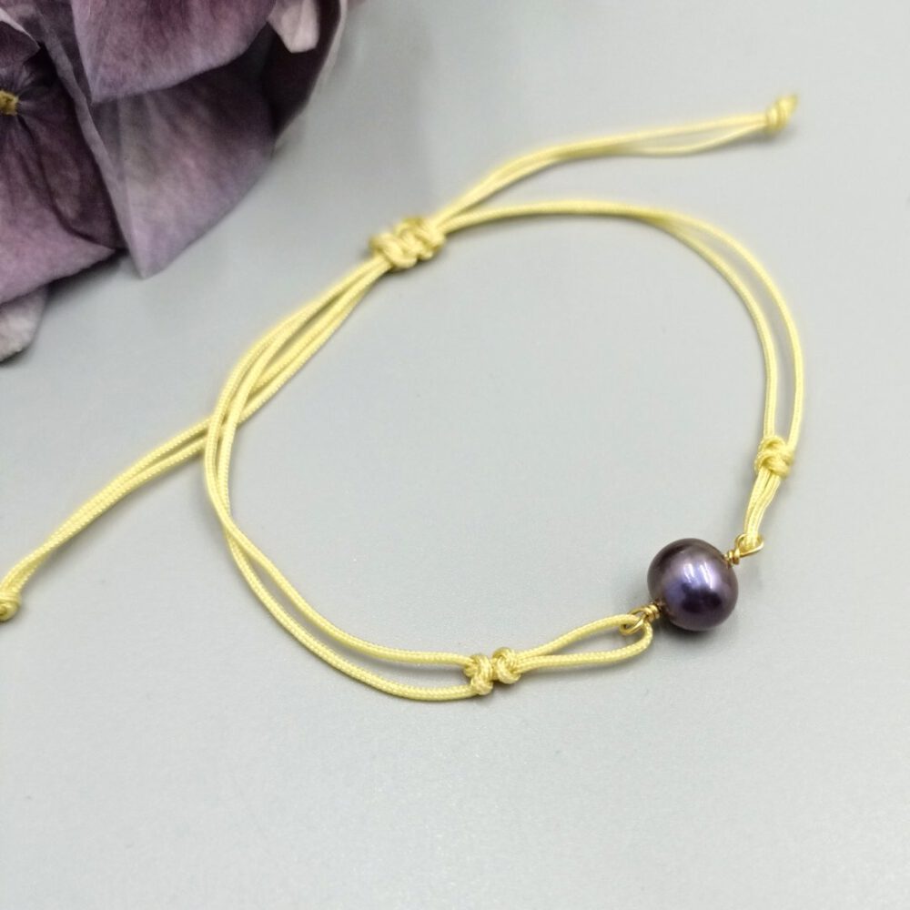 Feines Armband mit schimmernder Süsswasserperle Armband mit grau-violetter Perle