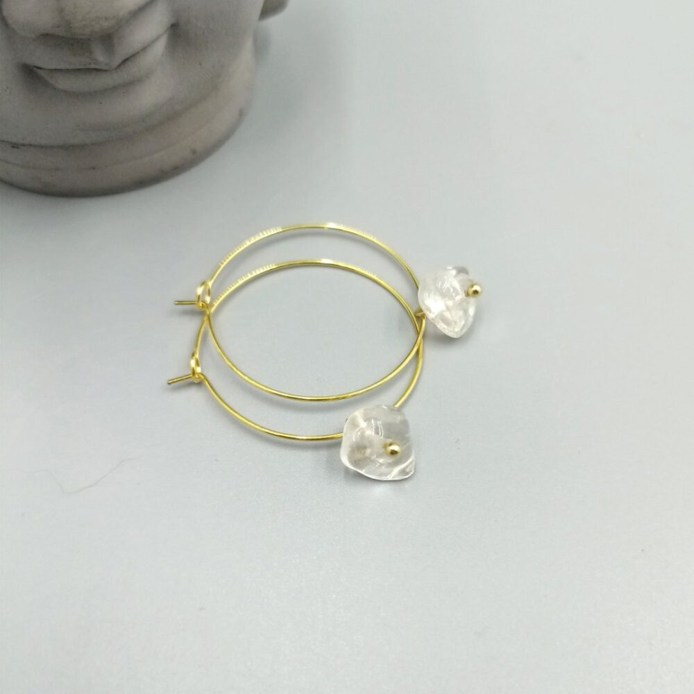Goldfarbene Creolen mit Bergkristall