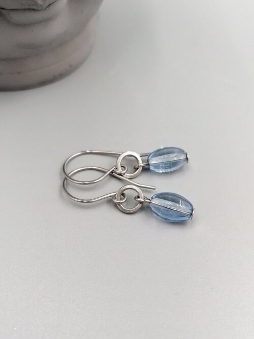 Edelstahl-Ohrhänger mit hellblauer Perle