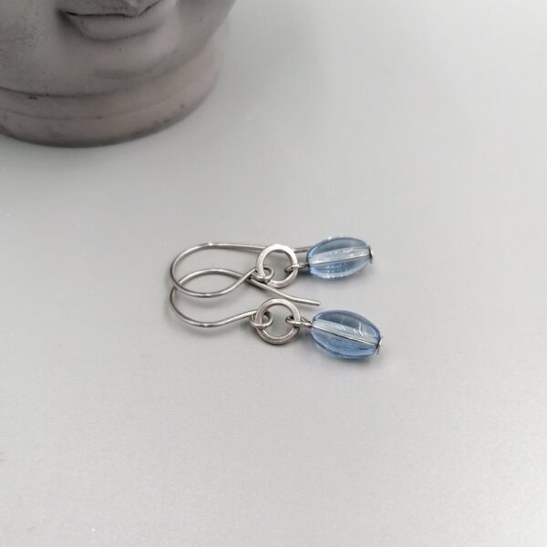 Edelstahl-Ohrhänger mit hellblauer Perle