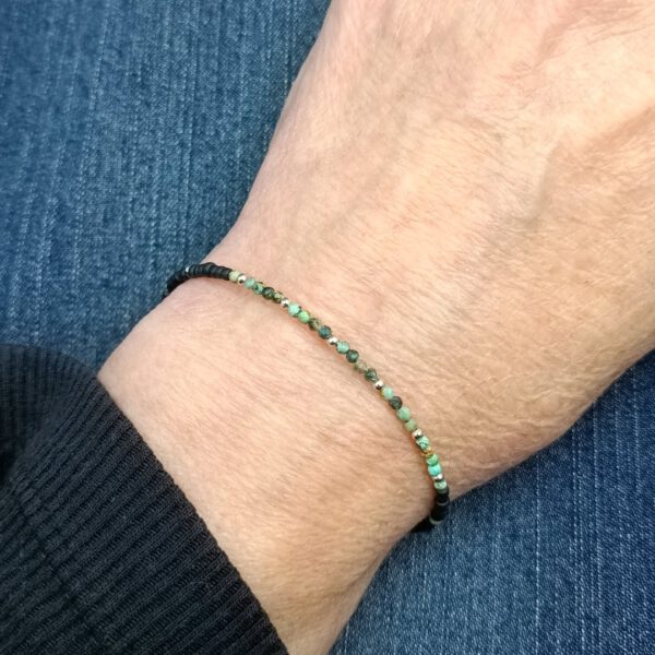 Handgefertigtes Armband aus Türkisperlen und Rocailles am Handgelenk getragen Armband Afrikanischer Türkis & Edelstahl
