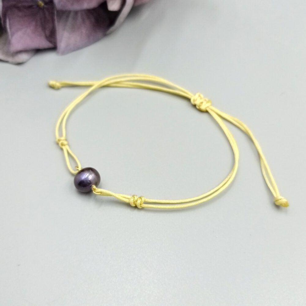 Handgefertigtes Armband mit schimmernder Perle Armband mit grau-violetter Perle