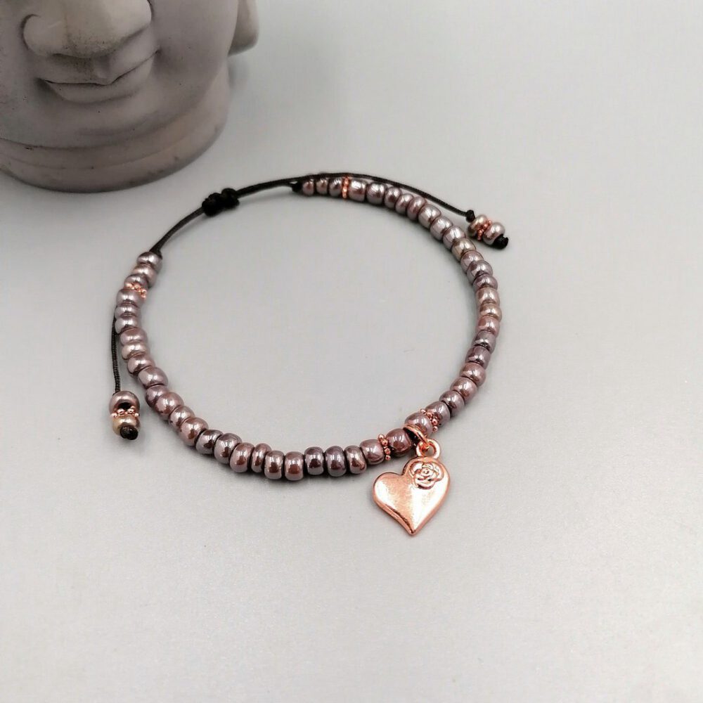 Handgefertigtes Boho-Armband taupe metallic mit roségold Herz Anhänger Armband taupe mit rosegold Herzanhänger