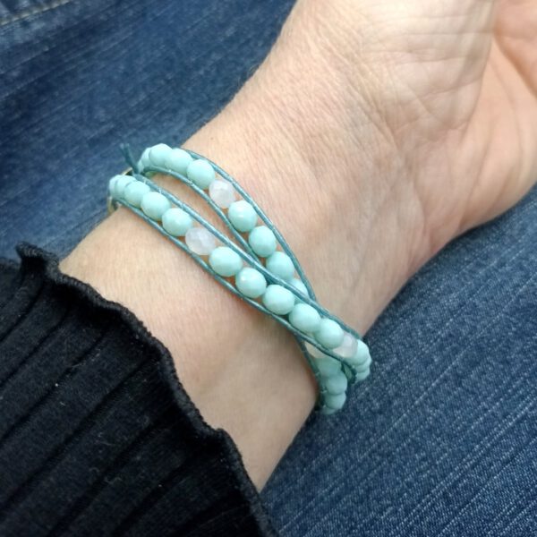 Handgefertigtes Lederarmband in Türkis Leder Wickelarmband türkis, Messingknopf