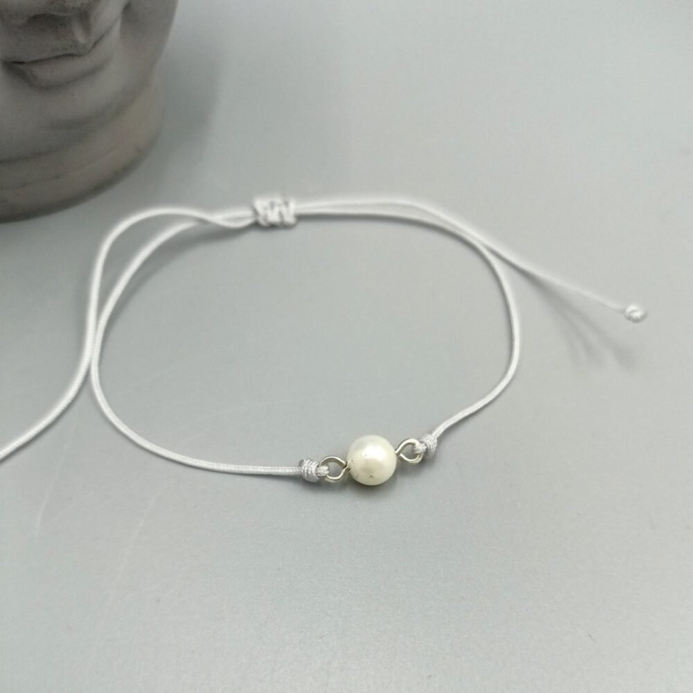 Handgefertigtes Textilarmband mit weißer Muschelkernperle Textilarmband mit weißer Muschelkernperle