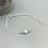 Textilarmband mit weißer Muschelkernperle