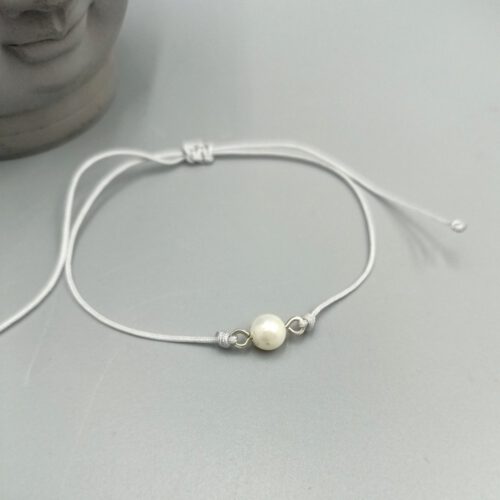 Textilarmband mit weißer Muschelkernperle