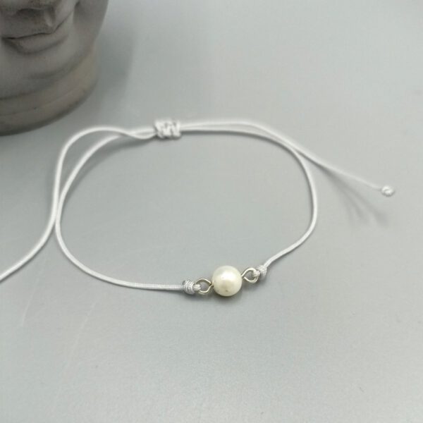Textilarmband mit weißer Muschelkernperle