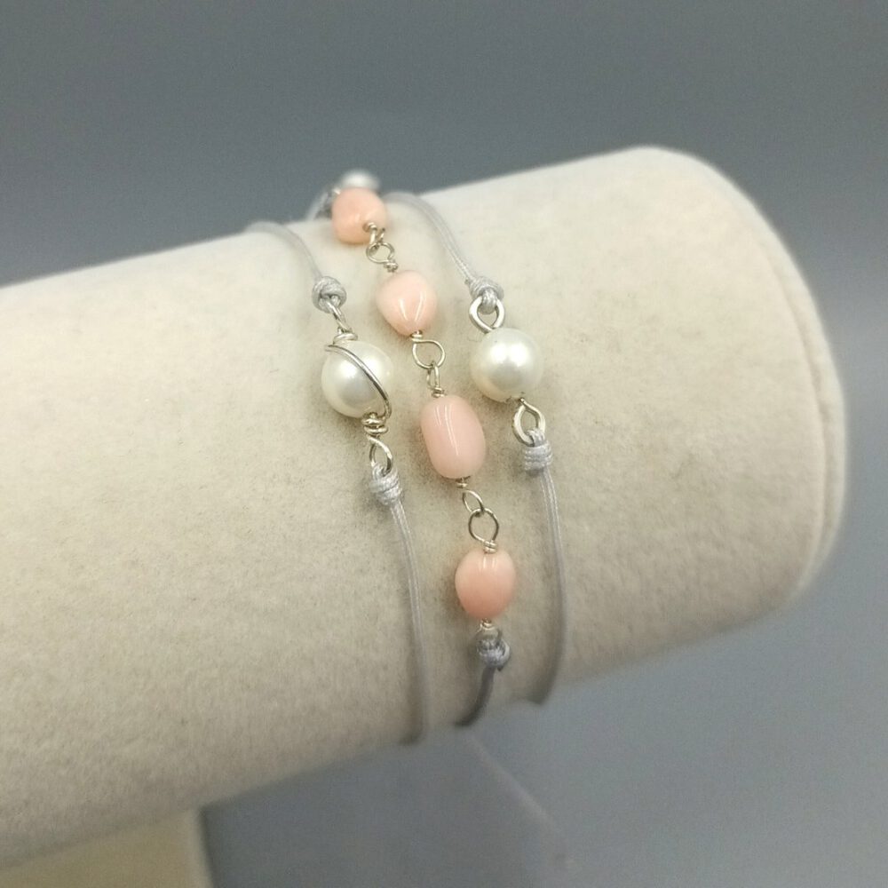 Kombination mit anderen Armbändern Textilarmband mit weißer Muschelkernperle