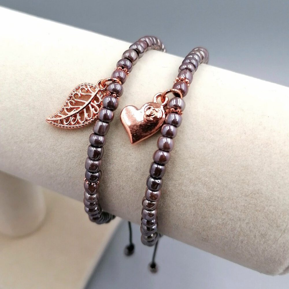 Layering-Idee mit handgefertigtem Taupe-Armband Armband taupe mit rosegold Herzanhänger