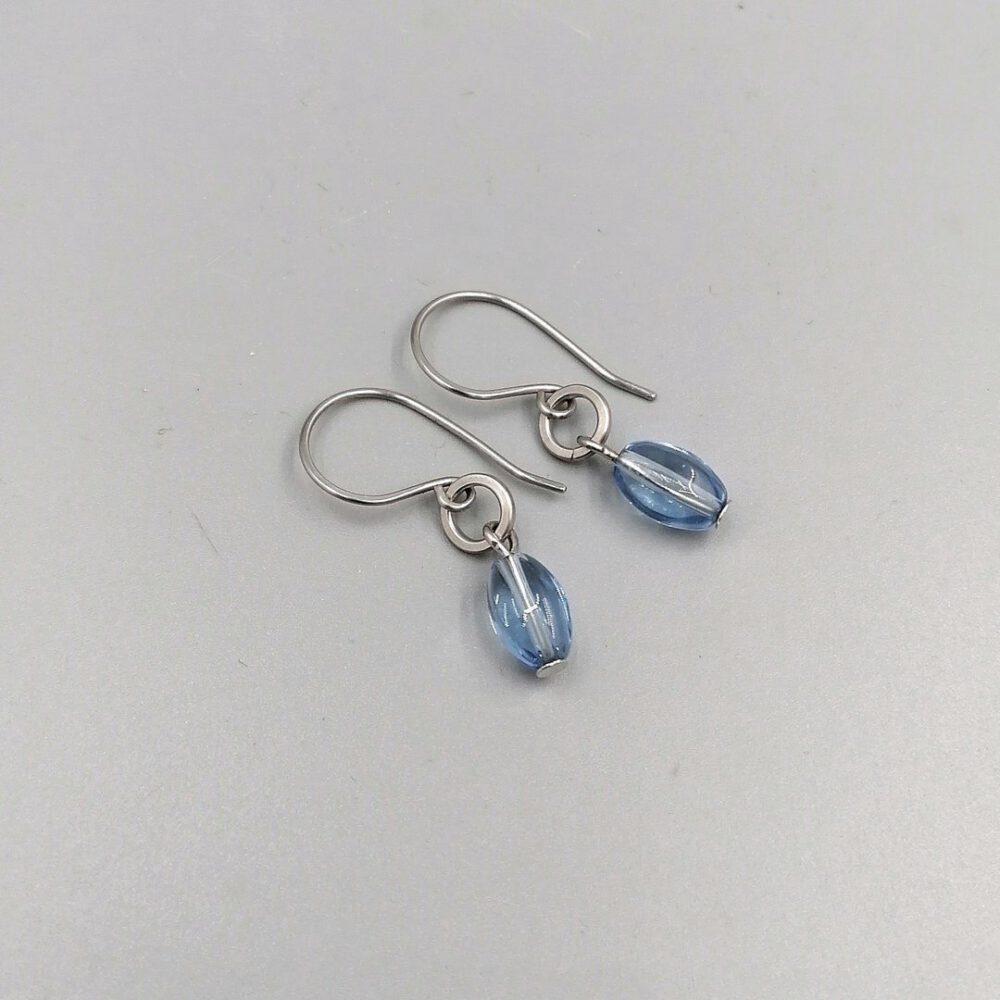 Edelstahl-Ohrhänger mit hellblauer Perle