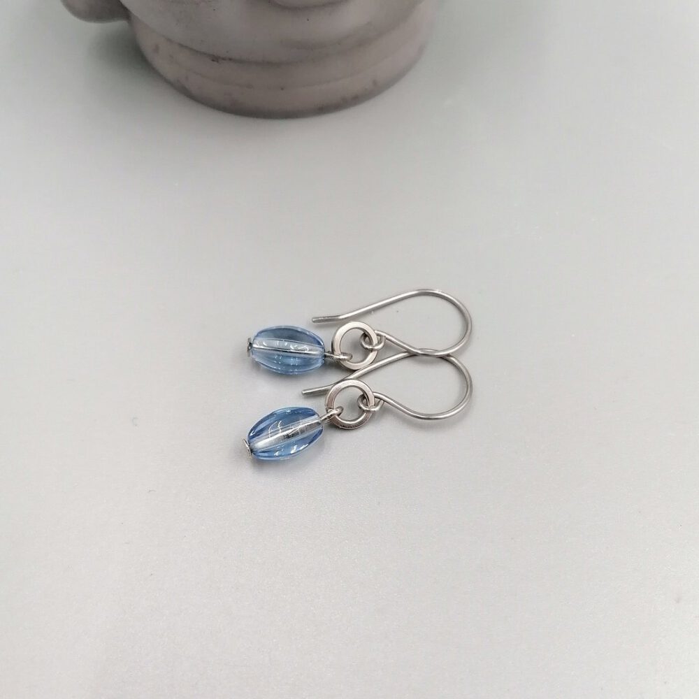 Edelstahl-Ohrhänger mit hellblauer Perle