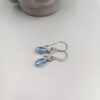 Edelstahl-Ohrhänger mit hellblauer Perle