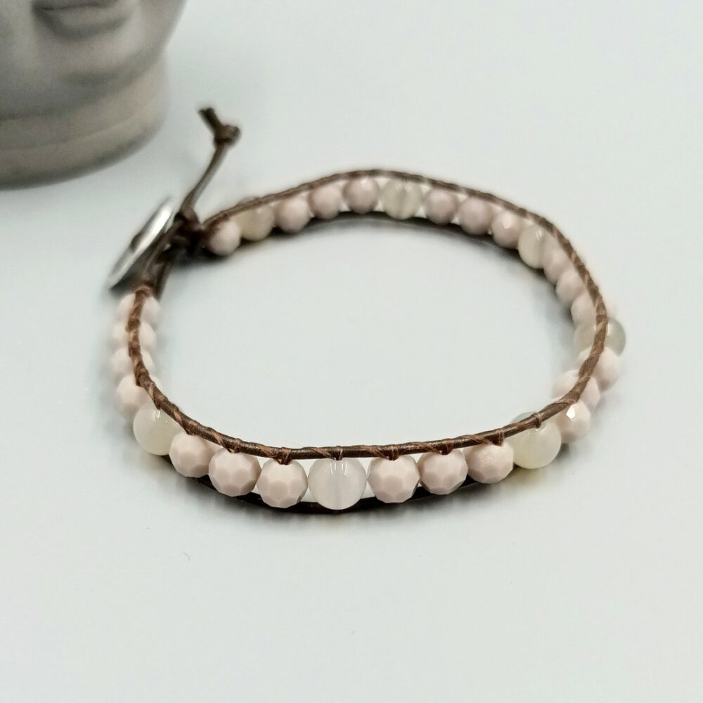 Nahaufnahme der Achate und Kristalle, die in das dunkelbraune Lederband eingenäht sind Leder Armband braun mit Kristall & Achat