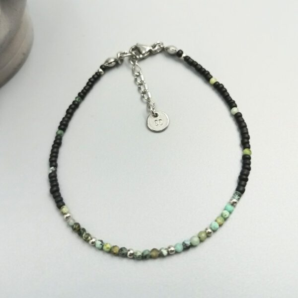 Nahaufnahme der Türkisperlen Armband Afrikanischer Türkis & Edelstahl