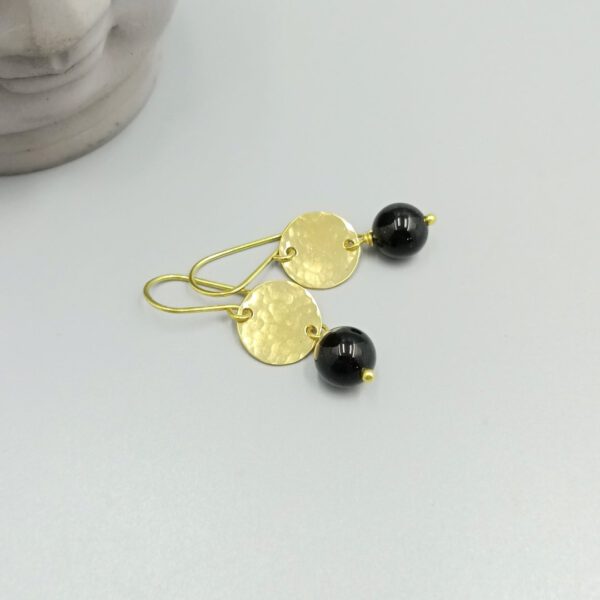 Ohrhänger Gesamtlänge ca. 4 cm auf hellem Hintergrund Ohrhänger Messing Scheibe mit Onyx Perle