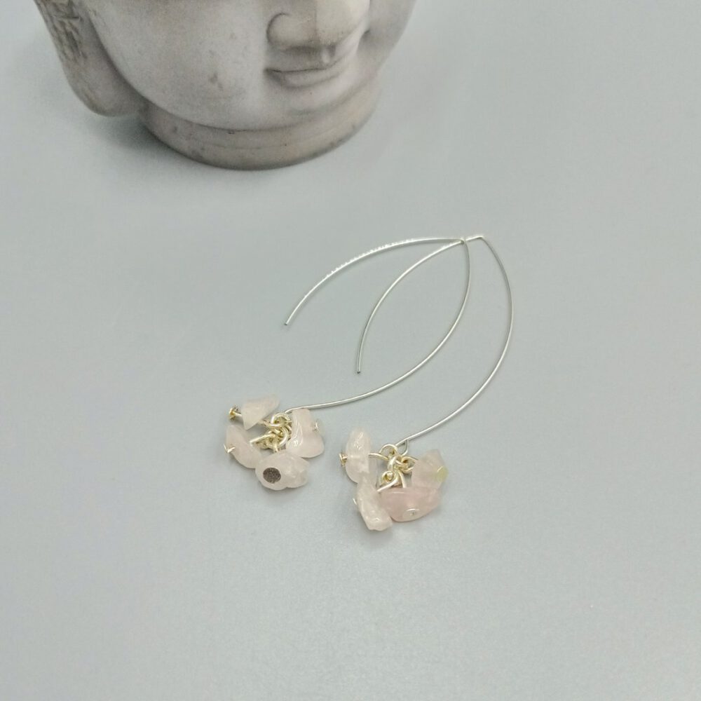 Ohrhänger Gesamtlänge ca. 6 cm auf hellem Hintergrund Ohrhänger mit Rosenquarz – versilbert