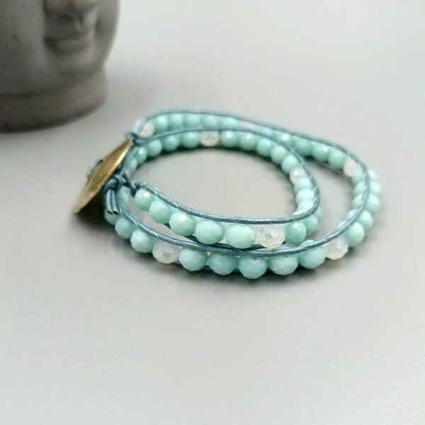 Schmuckdetail facettierte Kristallperlen im Lederband Leder Wickelarmband türkis, Messingknopf