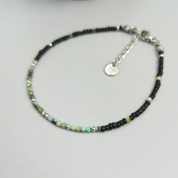 Schmuckfoto mit Türkisarmband auf hellem Untergrund Armband Afrikanischer Türkis & Edelstahl