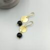 Schwarze Onyxperle an goldfarbenem Messinganhänger Ohrhänger Messing Scheibe mit Onyx Perle