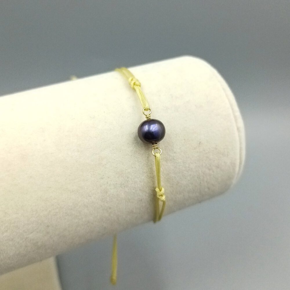 Süsswasserperle eingefasst in Goldfilled-Draht Armband mit grau-violetter Perle