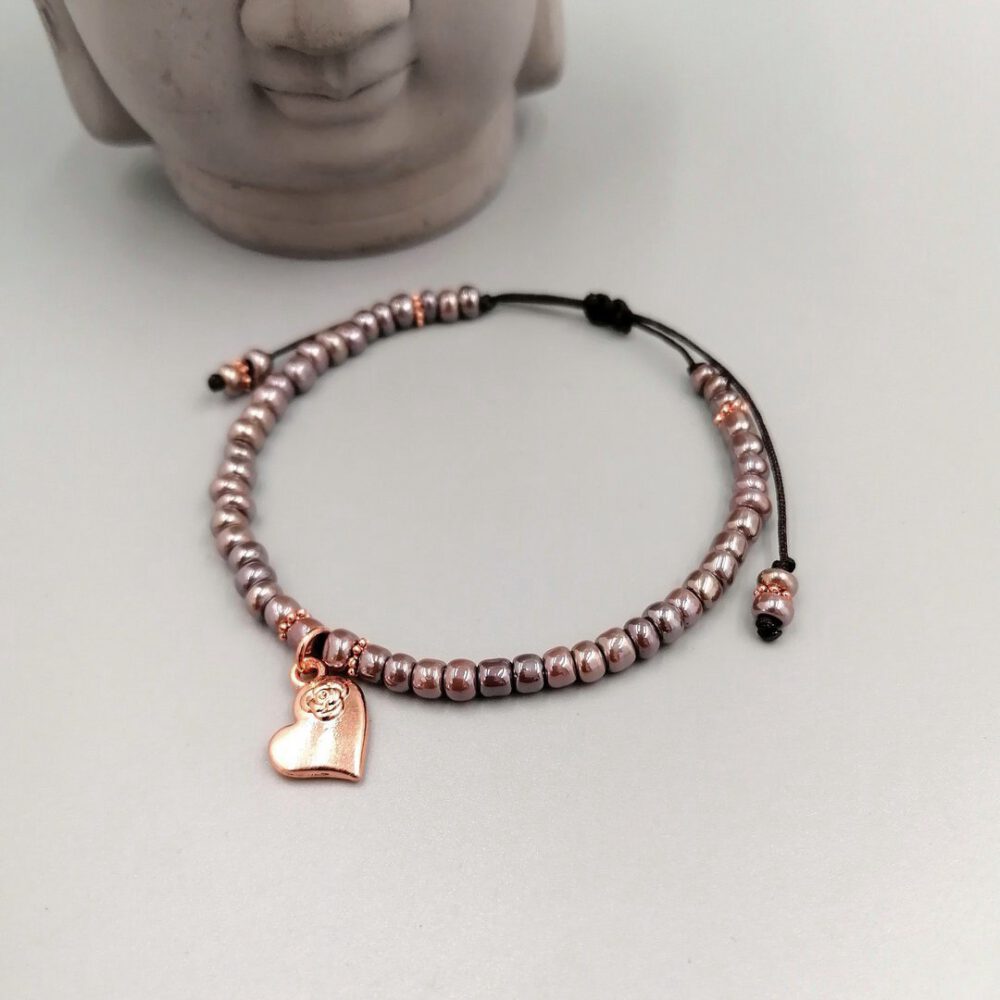 Taupefarbene Rocailles 4 mm mit Roségold-Spacern Armband taupe mit rosegold Herzanhänger