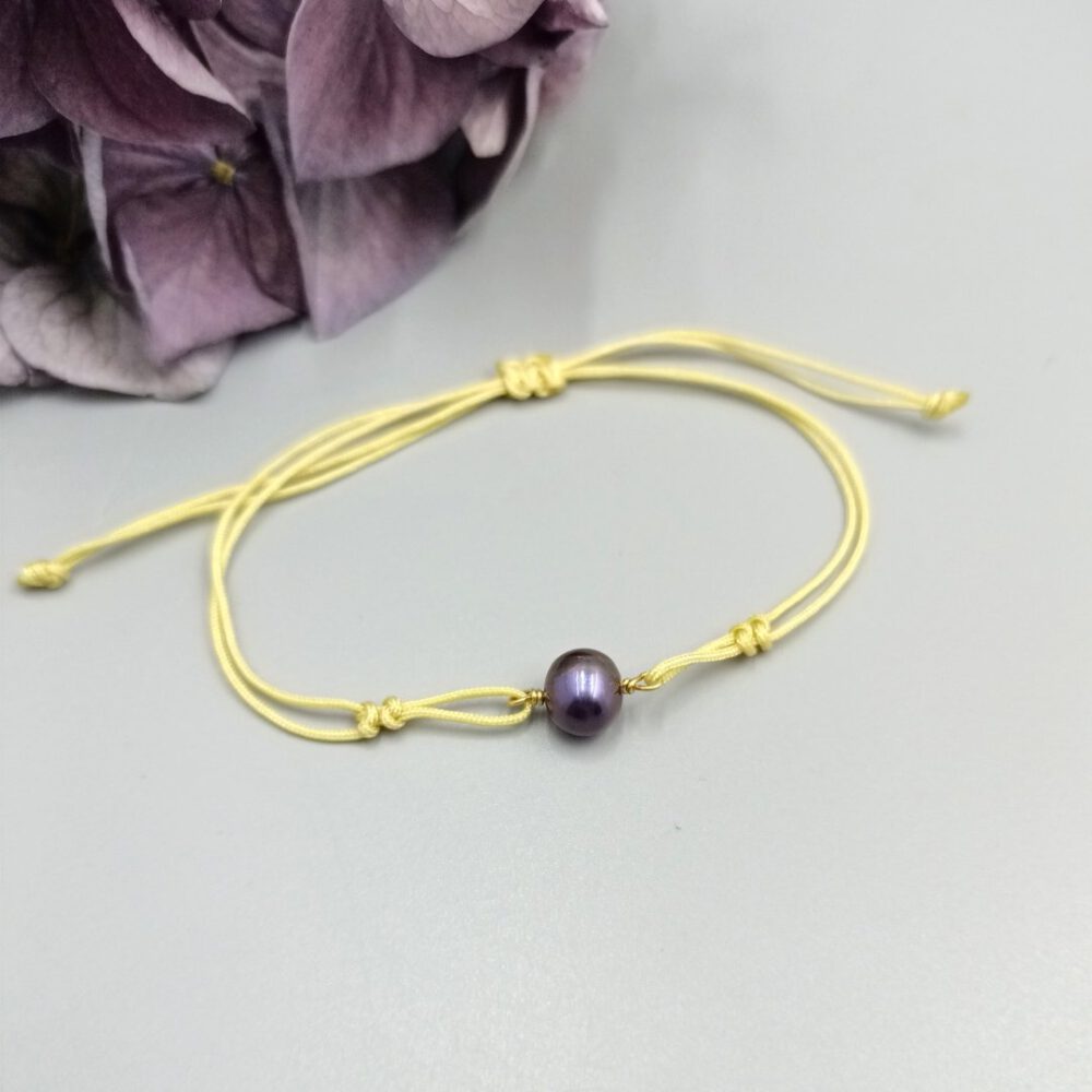Textilarmband mit grau-violetter Süsswasserperle Armband mit grau-violetter Perle
