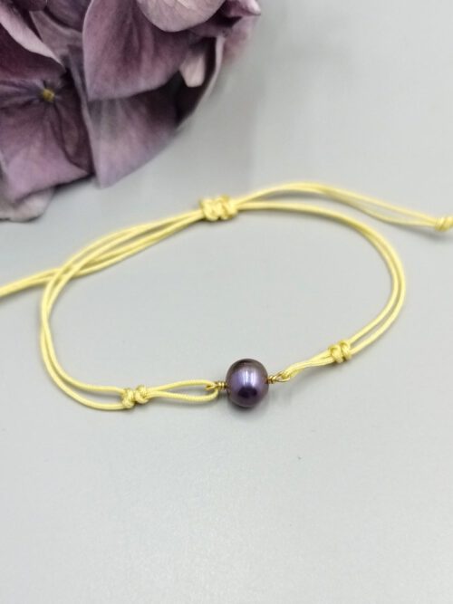 Armband mit grau-violetter Perle