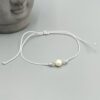 Textilarmband mit weißer Muschelkernperle