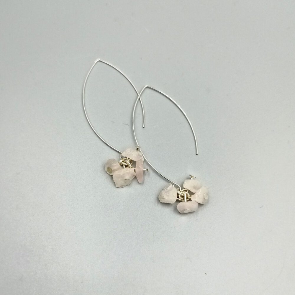 Zierliche Ohrhänger in zartem Rosa für feminine Looks Ohrhänger mit Rosenquarz – versilbert