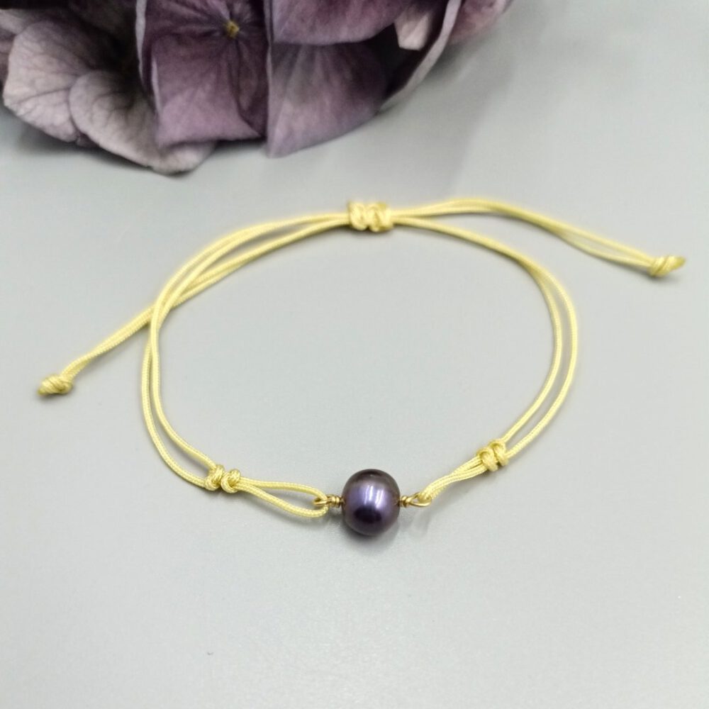 Zierliches Armband mit Süsswasserperle Nahaufnahme Armband mit grau-violetter Perle