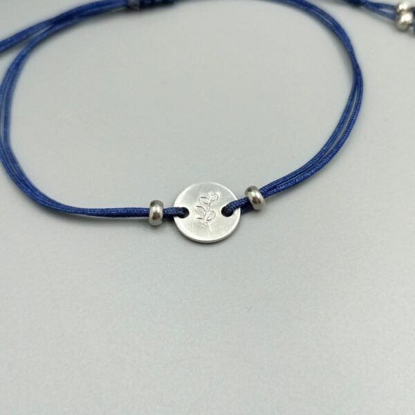 Blätterranke auf silberner Scheibe handgestempelt Armband blau Blätterranke handgestempelt