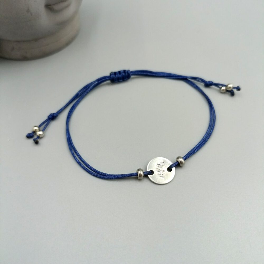 Blaues Textilarmband mit handgestempelter Blätterranke Armband blau Blätterranke handgestempelt