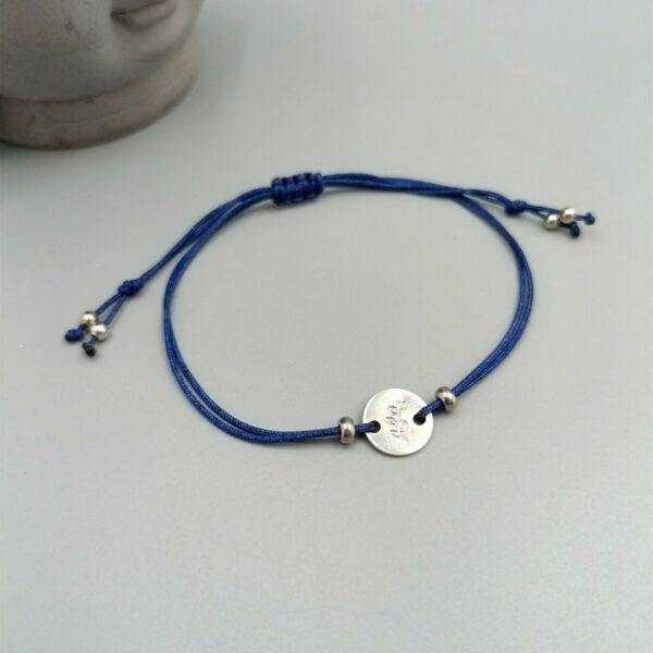 Blaues Textilarmband mit handgestempelter Blätterranke Armband blau Blätterranke handgestempelt