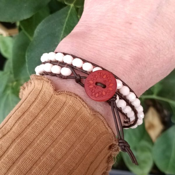 Boho-Armband doppelt um ein Handgelenk gewickelt, zeigt den Wickel-Look. Leder Wickelarmband braun - creme