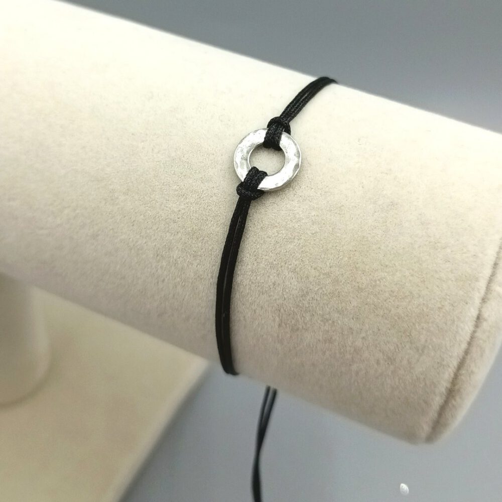 Detailaufnahme Edelstahlring auf schwarzem Band Textilarmband schwarz mit Edelstahlring