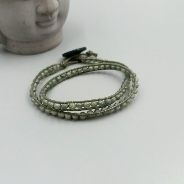 Detailaufnahme der frostigen Glaskristalle Wickelarmband olivgrün mit Kristallperlen