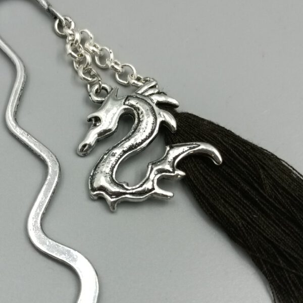 Detailaufnahme des Drachenanhängers Lesezeichen Drache – silber anthrazit