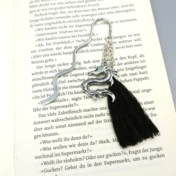 Drachen-Lesezeichen auf offenem Buch Lesezeichen Drache – silber anthrazit
